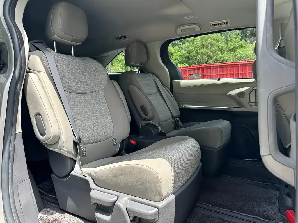 Toyota Sienna — фото 2