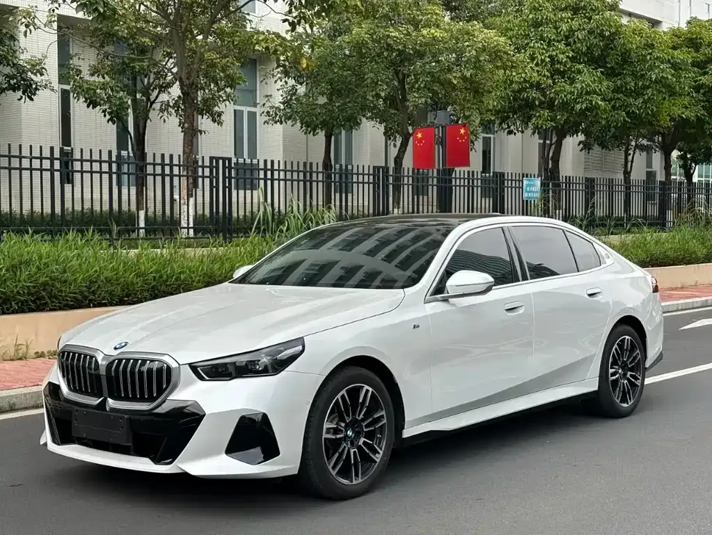 BMW 5 Series — фото 1
