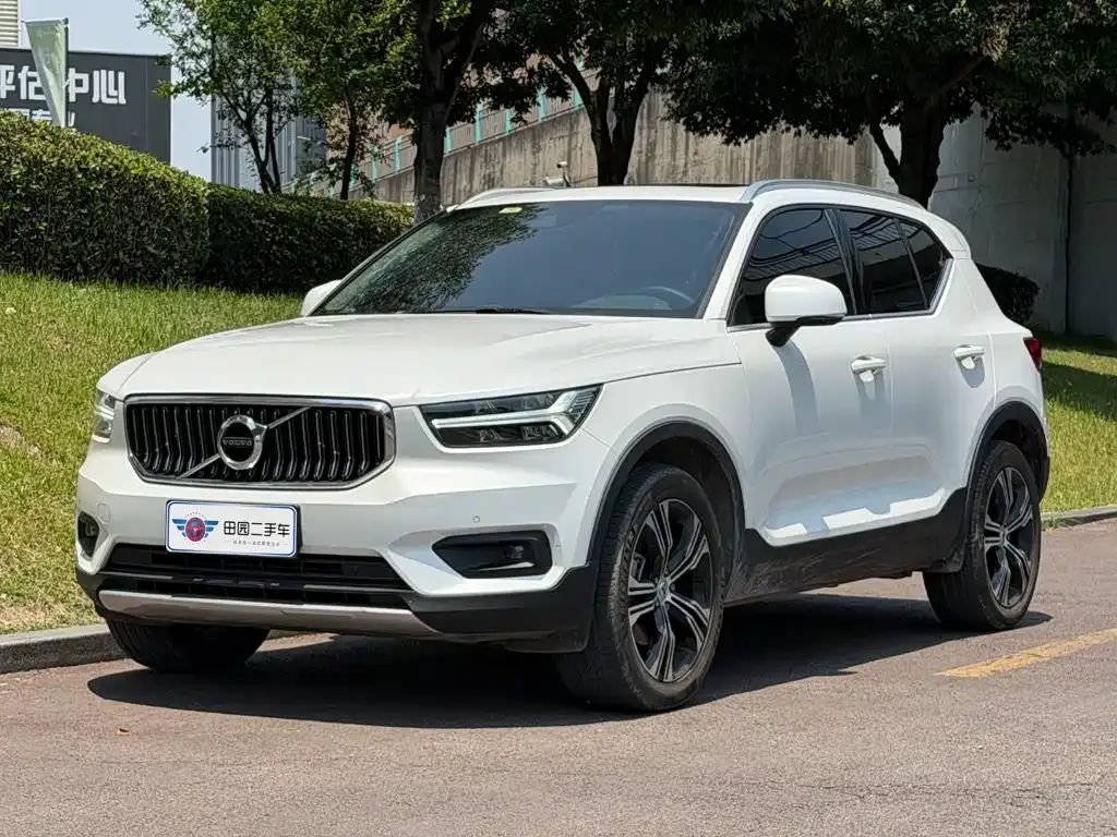 Volvo XC40 — фото 1