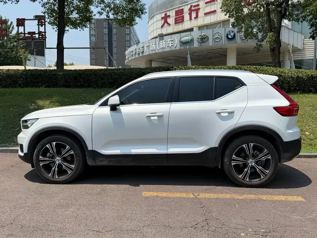 Volvo XC40 — фото 7