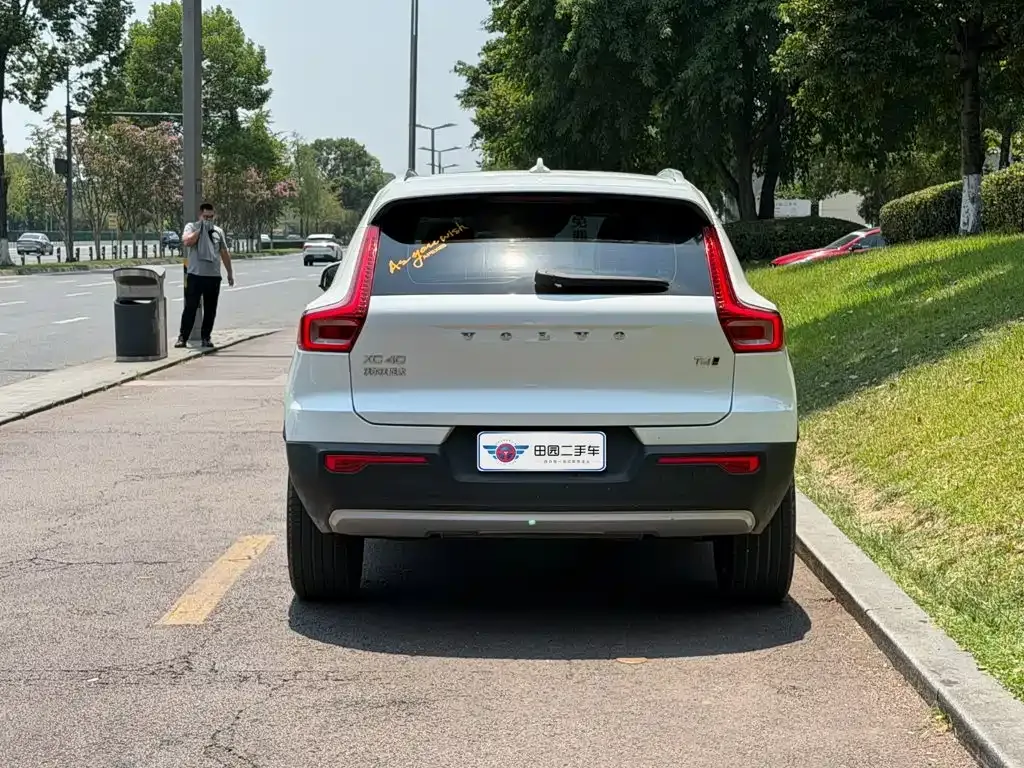 Volvo XC40 — фото 10