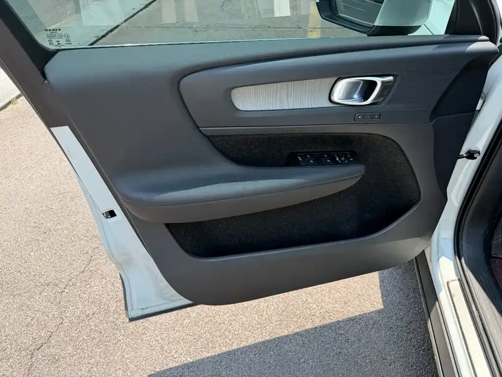 Volvo XC40 — фото 4