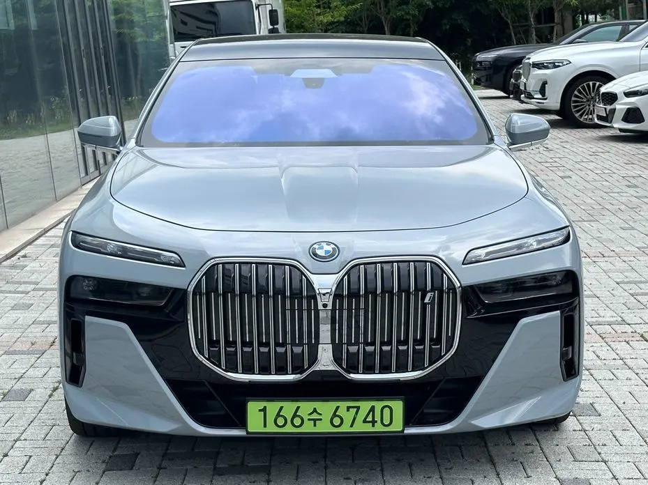 BMW i7 — фото 1