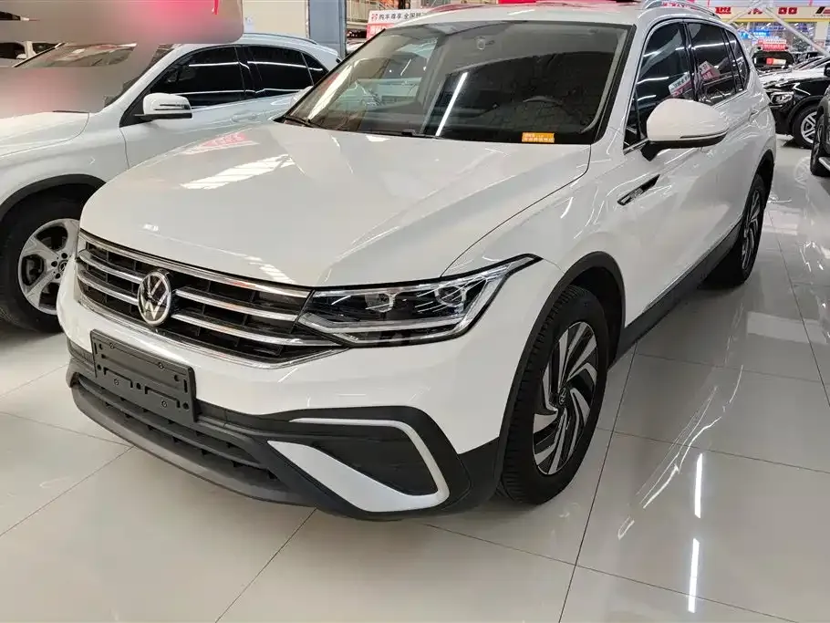 Volkswagen Tiguan L — фото 1
