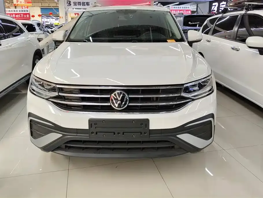 Volkswagen Tiguan L — фото 10