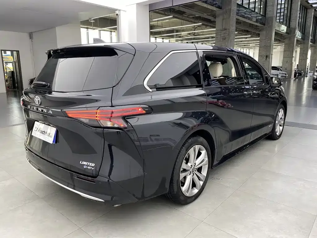 Toyota Sienna — фото 2