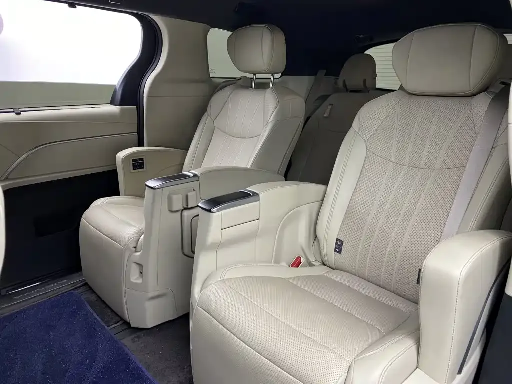 Toyota Sienna — фото 10