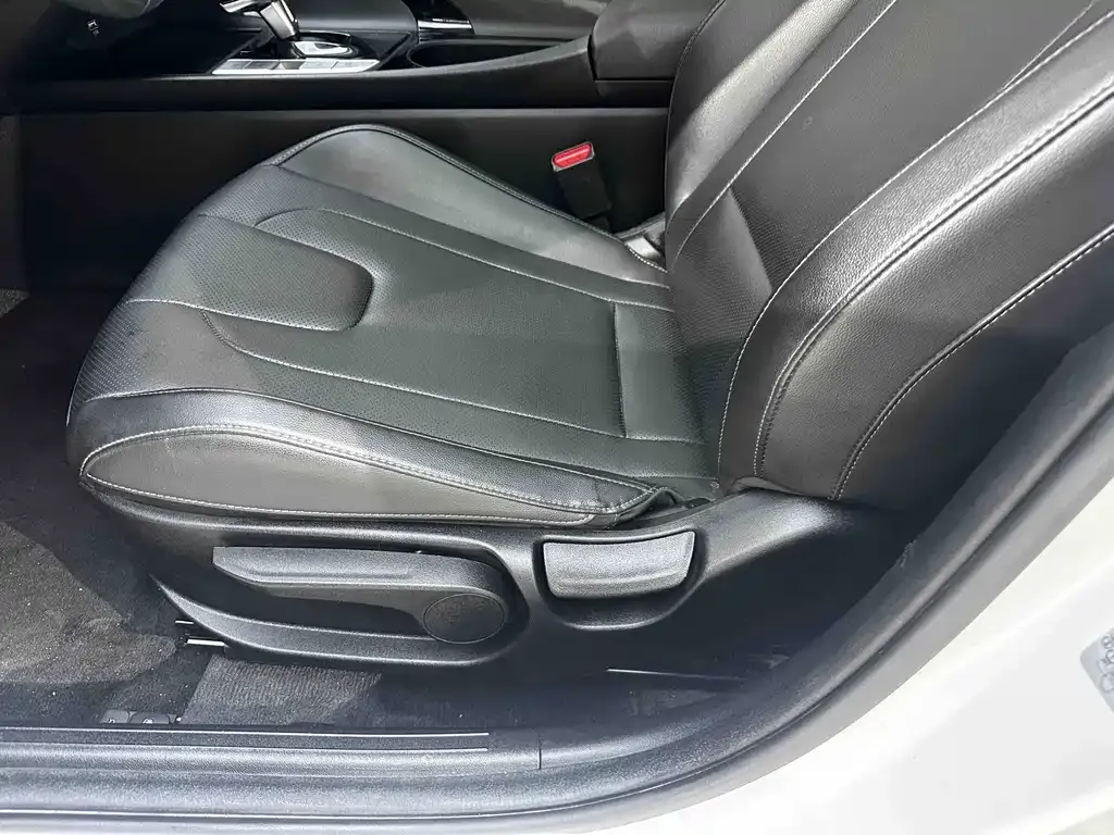 Hyundai Elantra — фото 3
