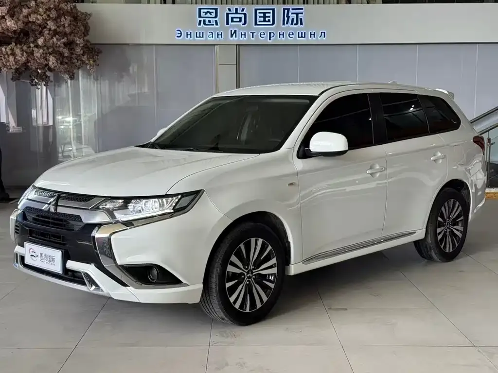 Mitsubishi Outlander — фото 1