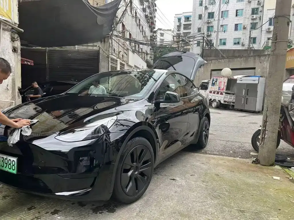 Tesla Model Y — фото 1