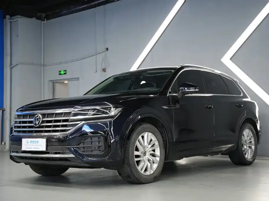 Volkswagen Touareg — фото 1