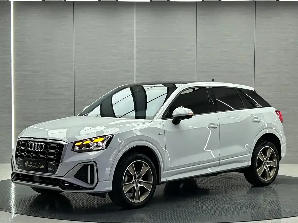 Audi Q2L — фото 1