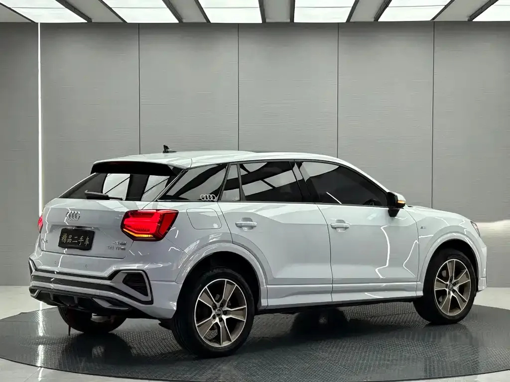 Audi Q2L — фото 5