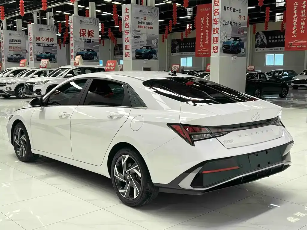Hyundai Elantra — фото 10