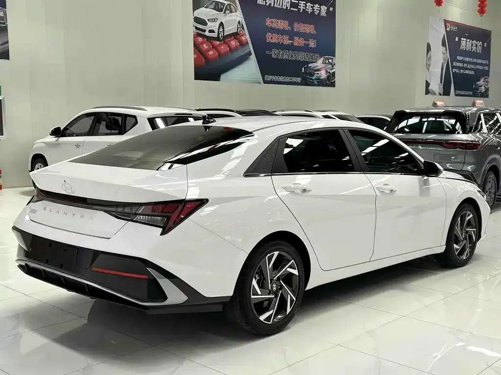 Hyundai Elantra — фото 7