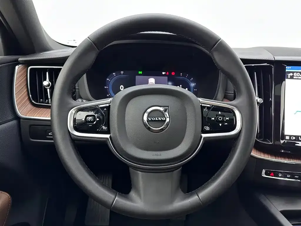 Volvo XC60 — фото 9