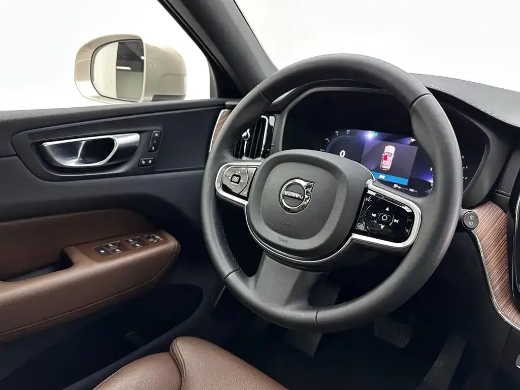 Volvo XC60 — фото 10