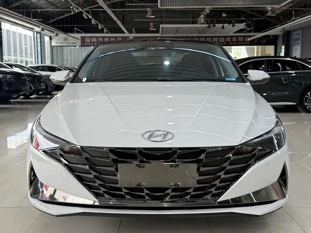 Hyundai Elantra — фото 1