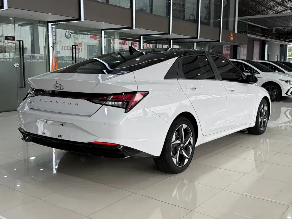 Hyundai Elantra — фото 8