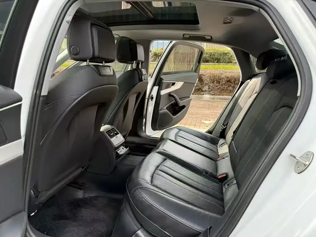 Audi A4L 2023 из CN, фото 4