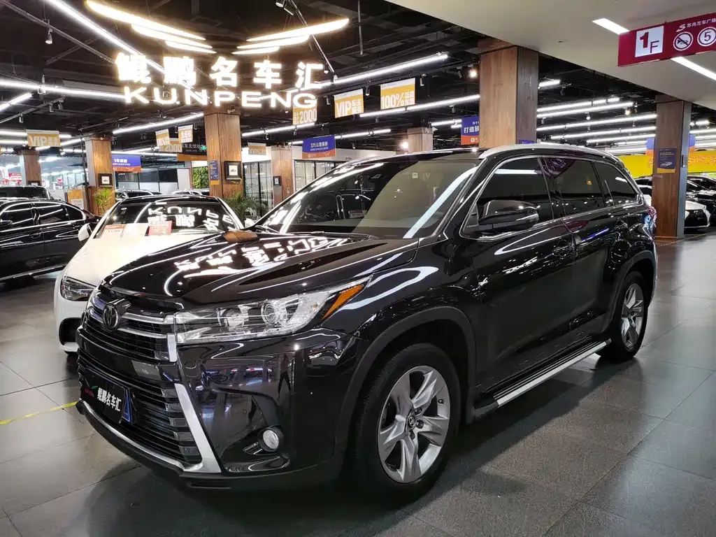 Toyota Highlander — фото 1