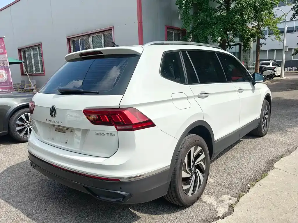 Volkswagen Tiguan L — фото 10