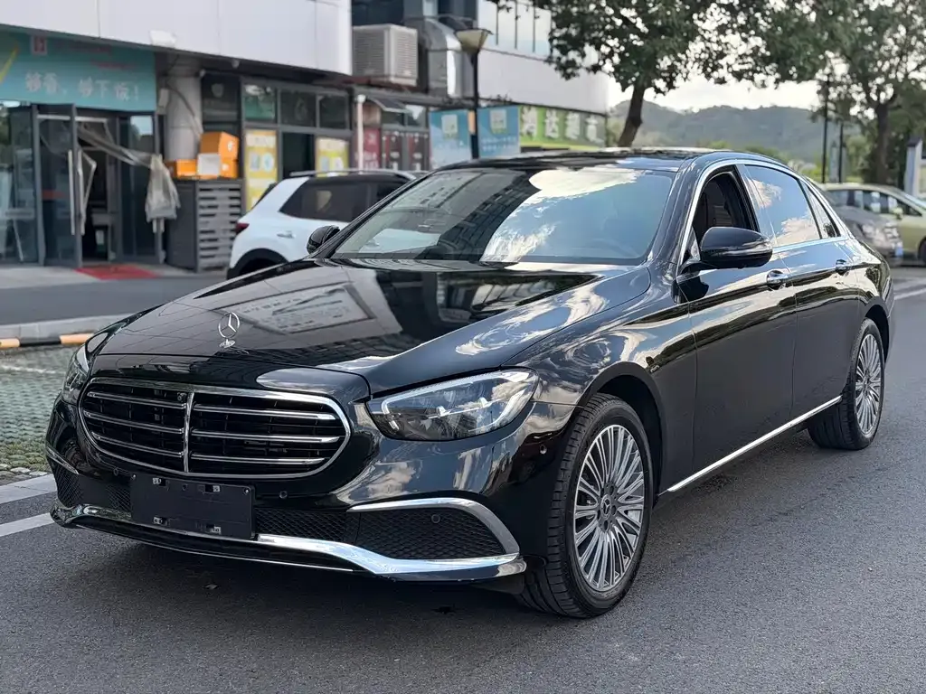 Mercedes-Benz E-Class — фото 1