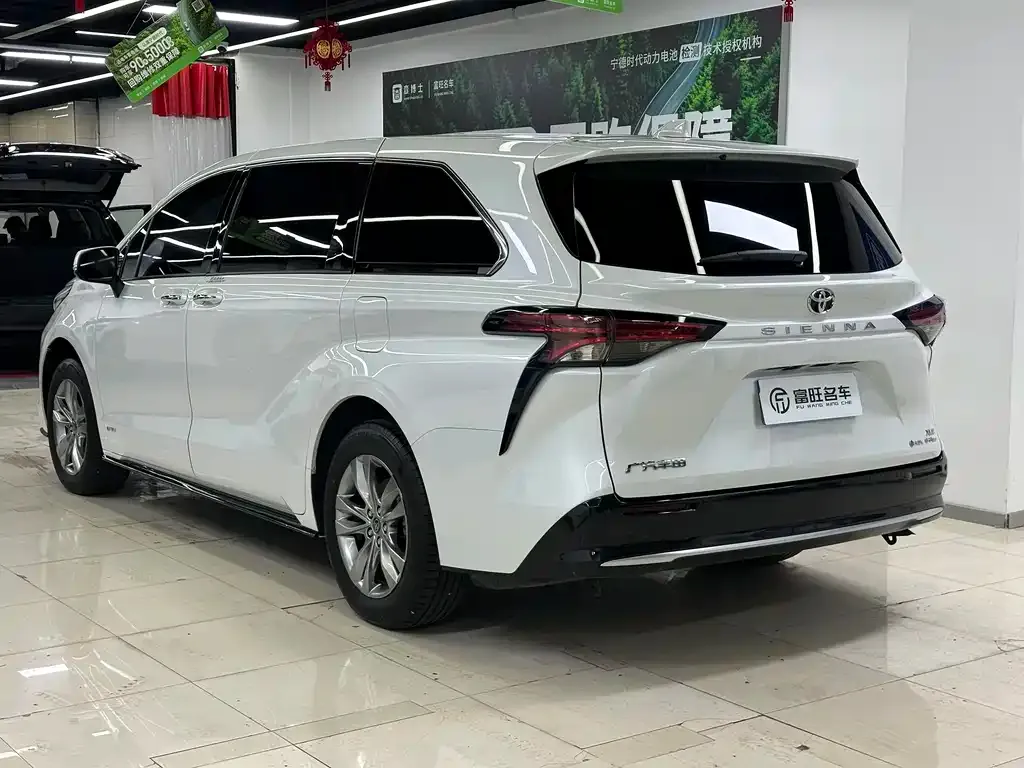 Toyota Sienna — фото 3