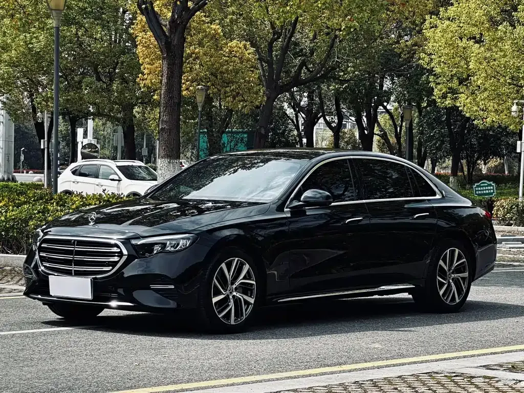 Mercedes-Benz E-Class — фото 1