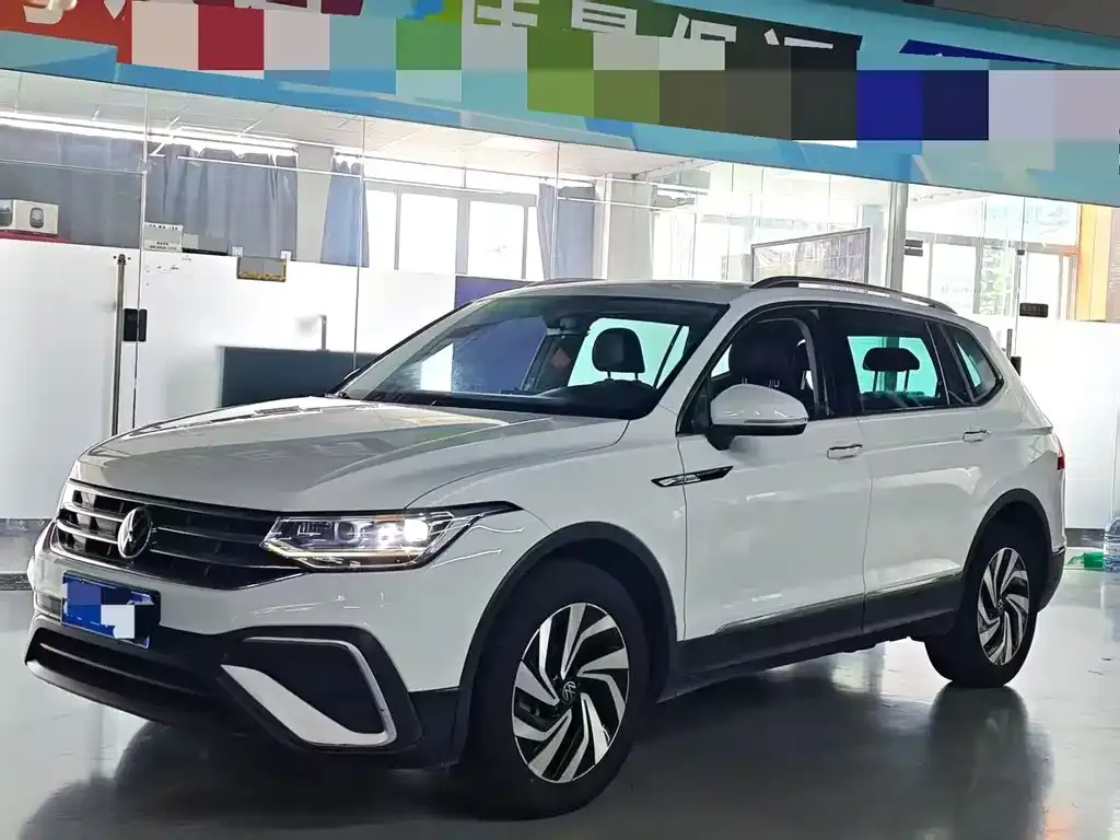 Volkswagen Tiguan L — фото 1