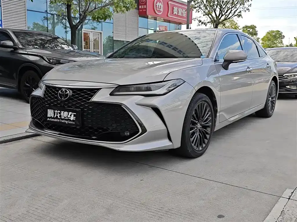 Toyota Avalon — фото 1