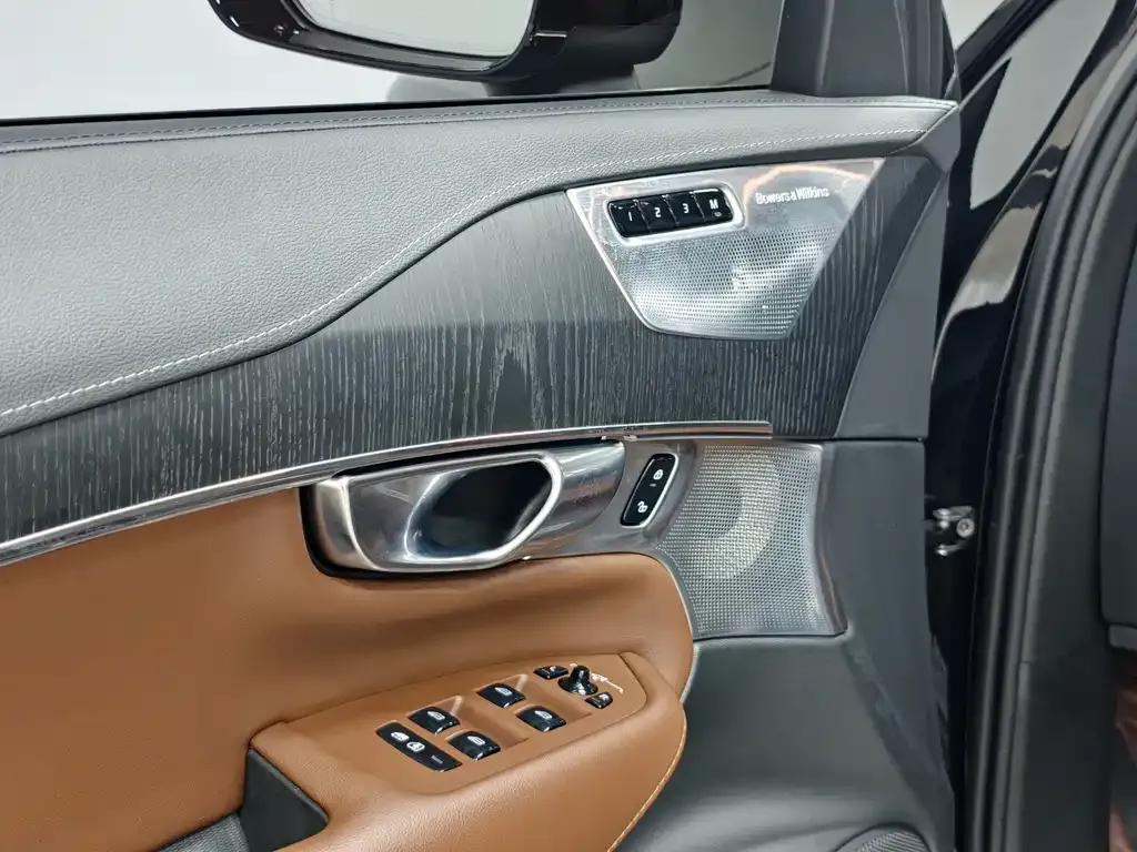 Volvo XC90 — фото 9