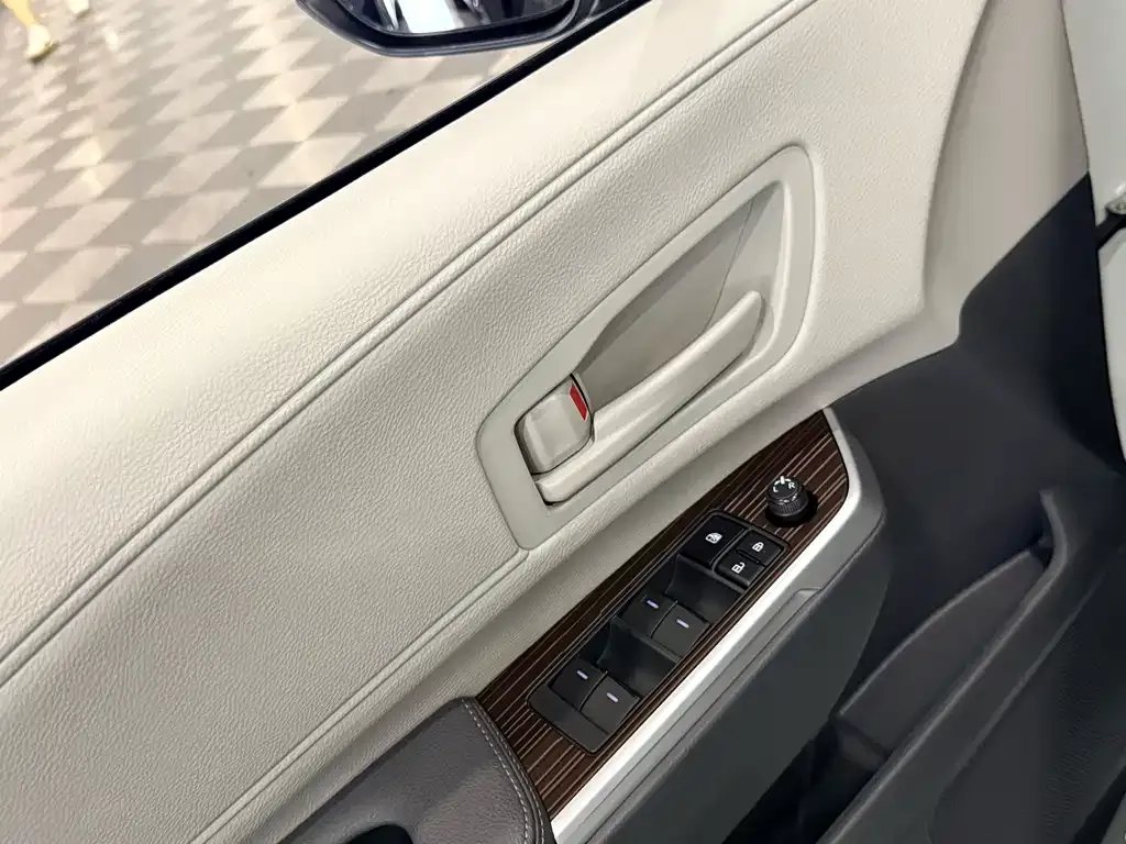 Toyota Granvia — фото 5