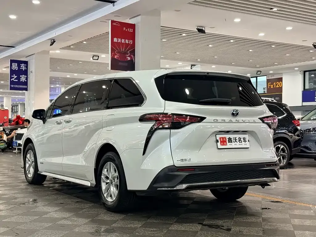 Toyota Granvia — фото 9