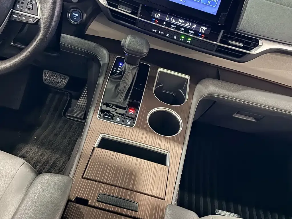 Toyota Granvia — фото 10