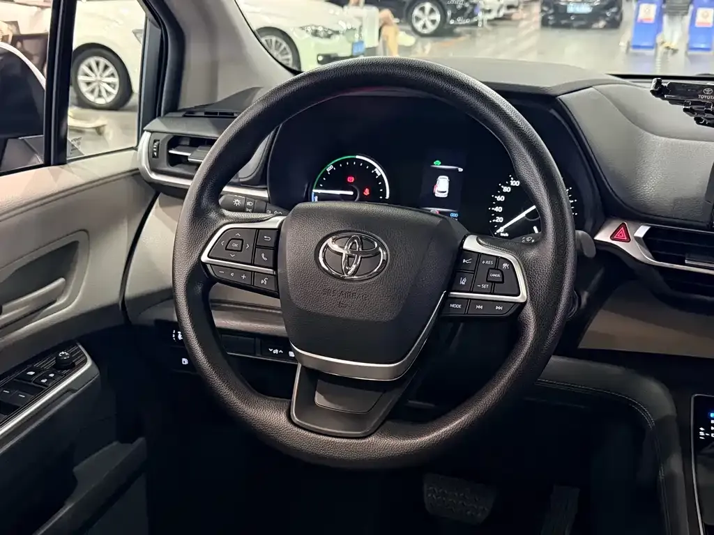 Toyota Granvia — фото 2