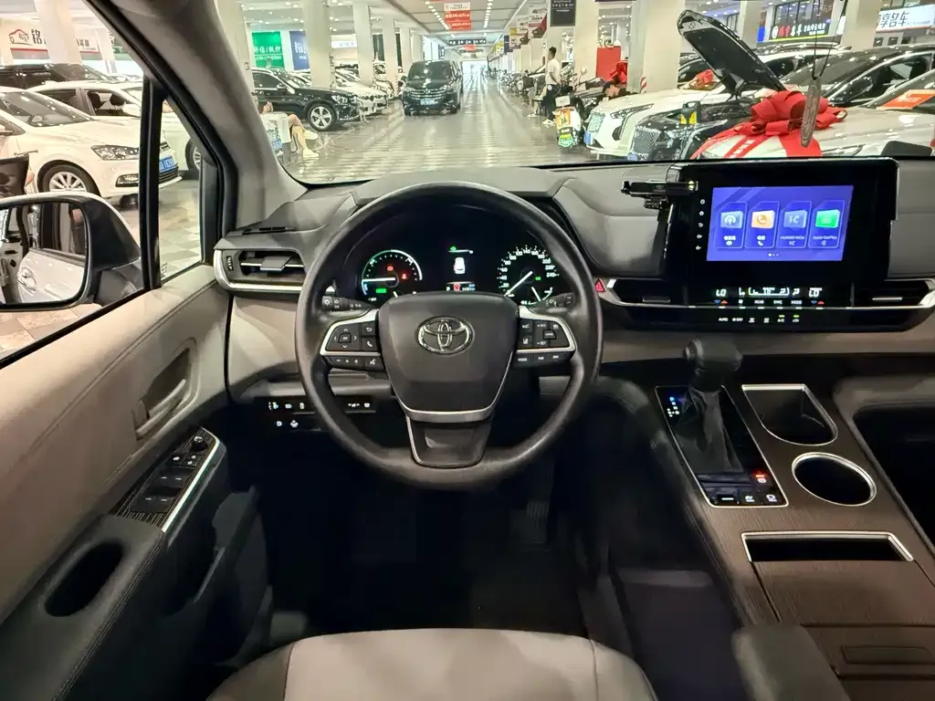Toyota Granvia — фото 3