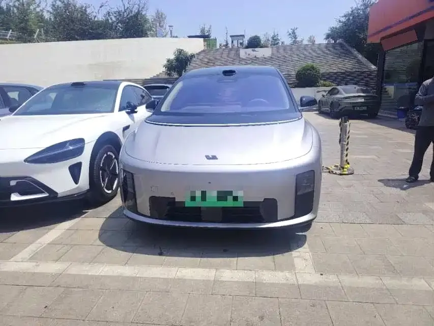 Li Auto i8 — фото 5