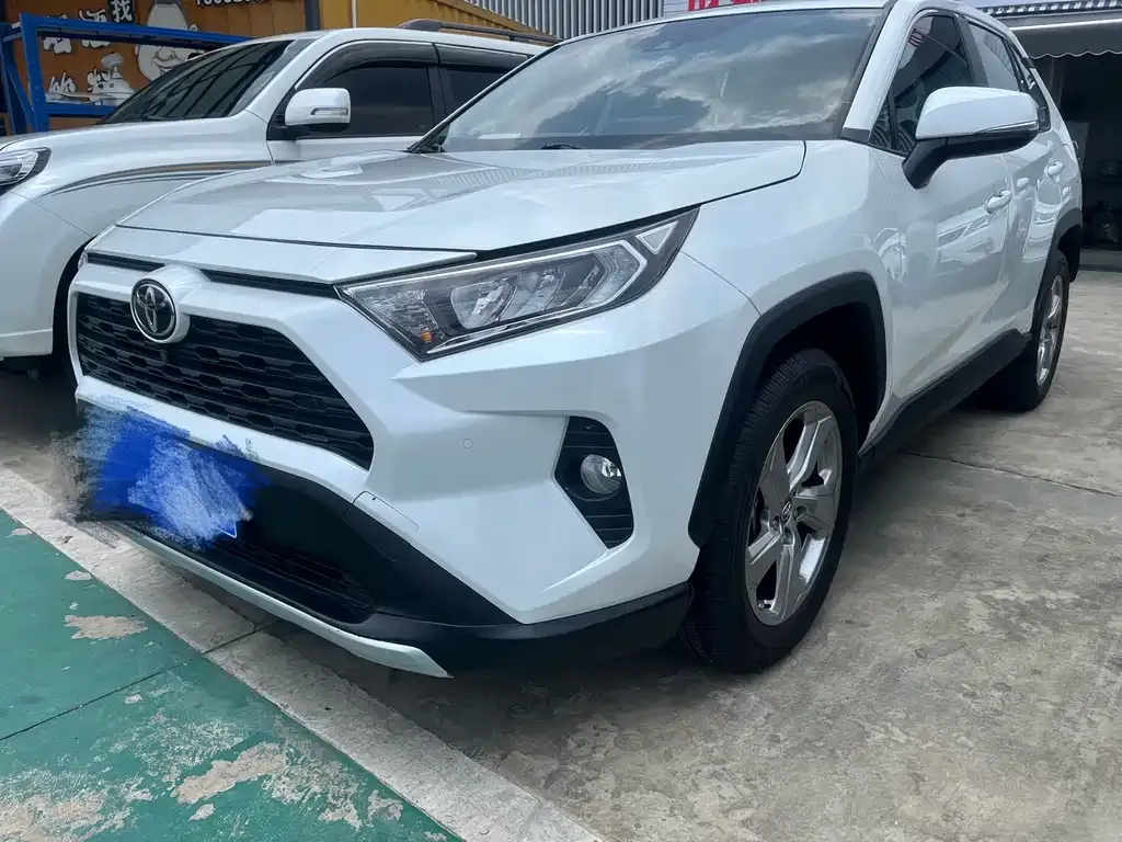 Toyota RAV4 — фото 1