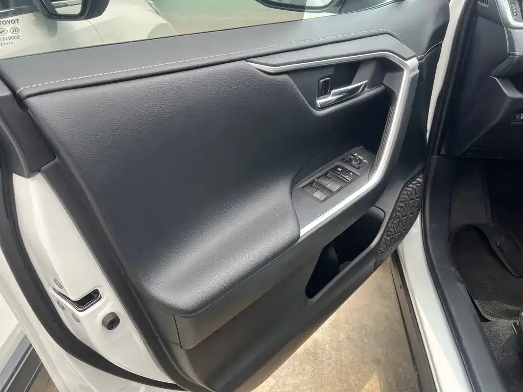 Toyota RAV4 — фото 4