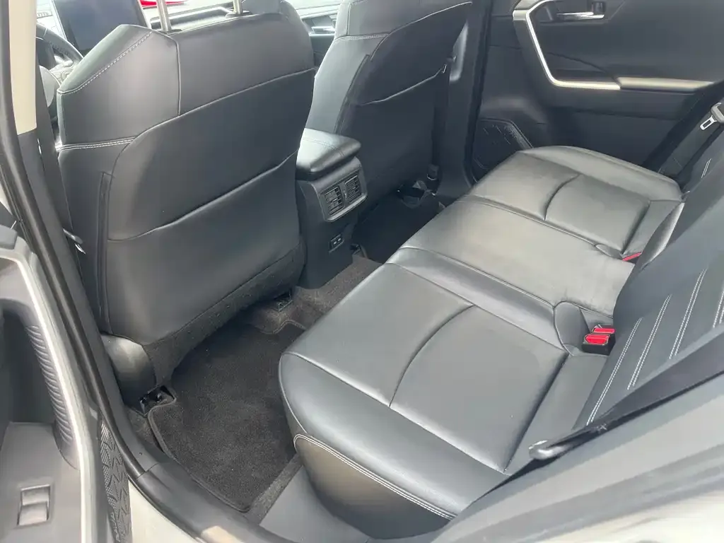 Toyota RAV4 — фото 9