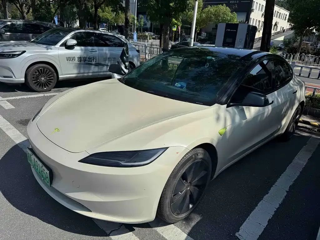 Tesla Model 3 — фото 1