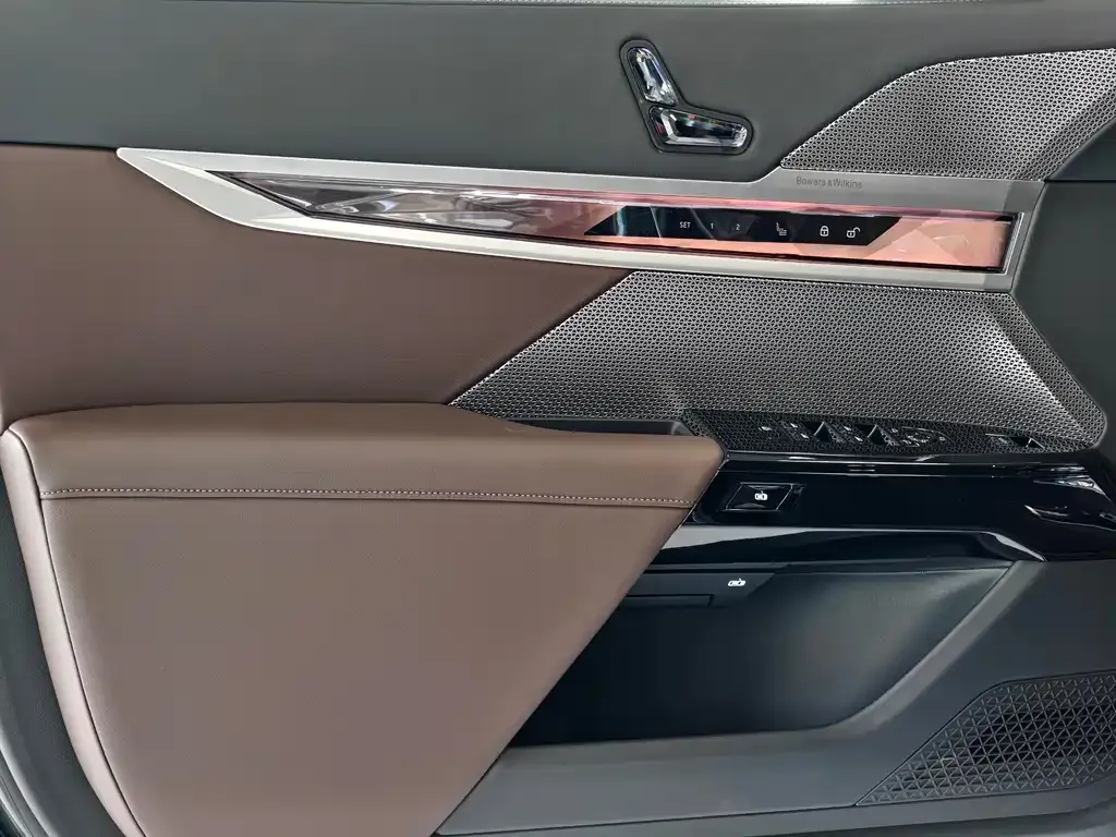 BMW i7 — фото 7