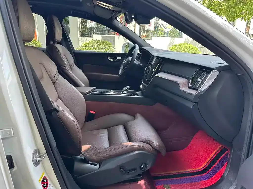 Volvo XC60 2024 из CN, фото 3