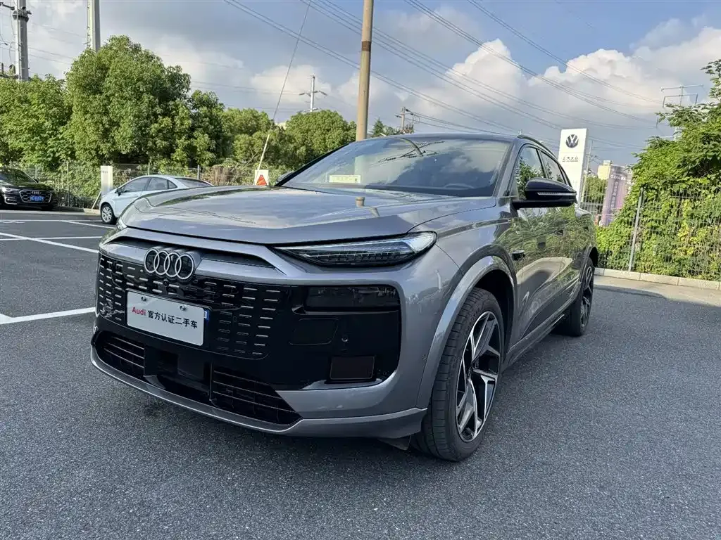 Audi Q6L e-tron — фото 1