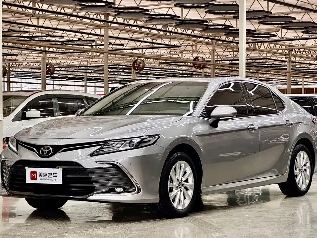 Toyota Camry — фото 1