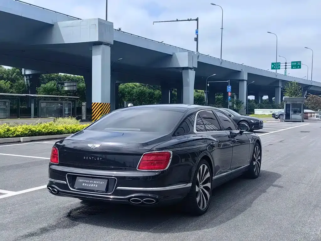 Bentley Flying Spur — фото 3
