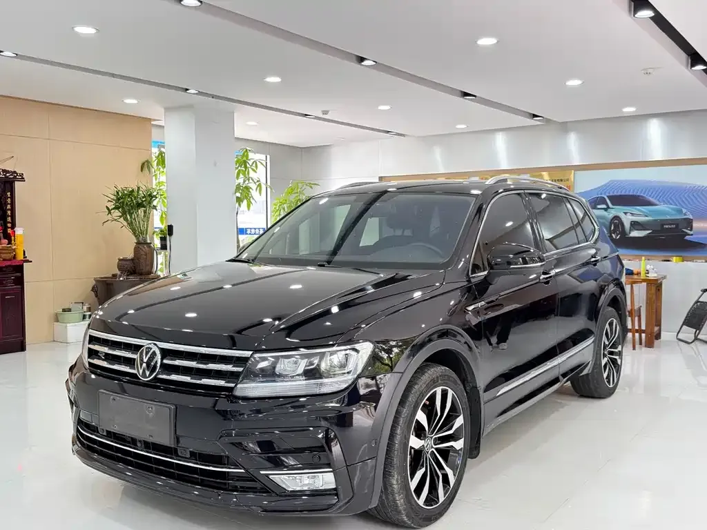 Volkswagen Tiguan L — фото 1