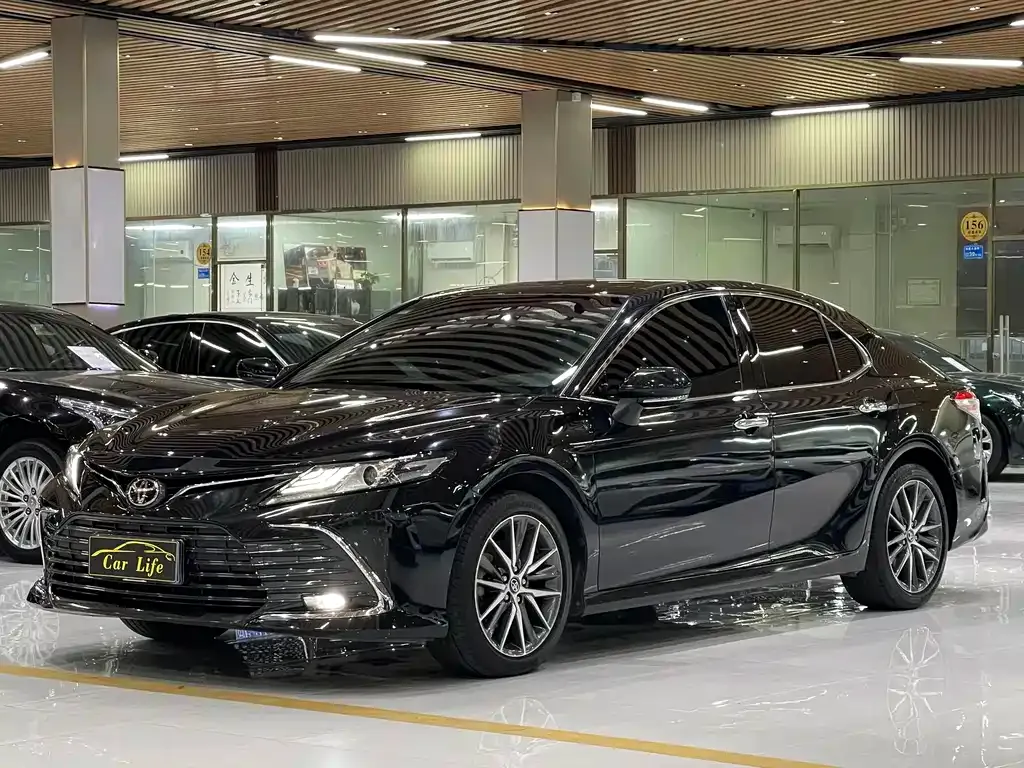Toyota Camry — фото 1