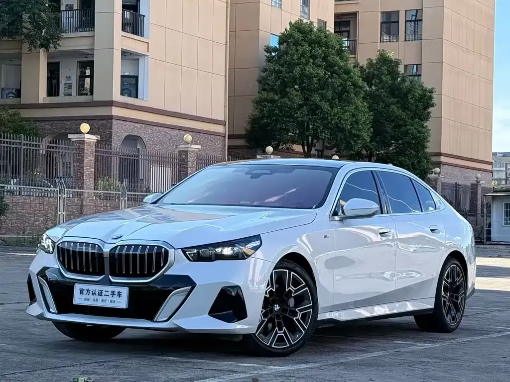 BMW 5 Series — фото 1